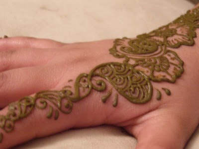 Indian henna designs Many popular right hand pattern as the leaves are a