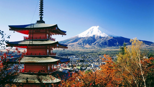 Salah satu pagoda dengan latar belakang Fujiyama di Jepang