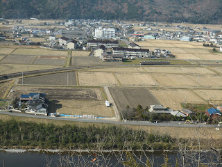 JR西日本の姫新線が、たつの市の田園を走行している写真です。