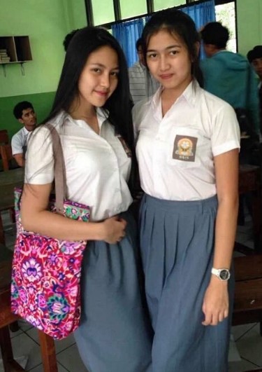 Foto Hot Gadis SMK Pamer Toket Dan Paha Mulus pas lulusan