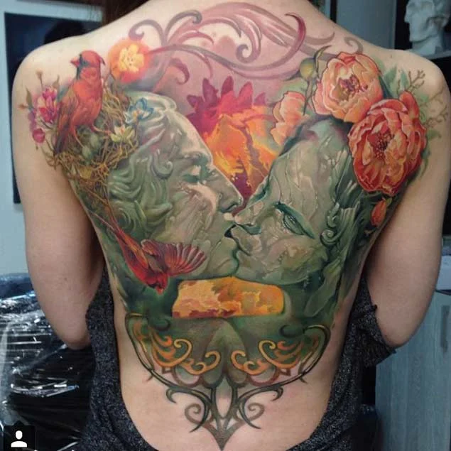 vemos la foto de una mujer con tatuaje en la espalda entera