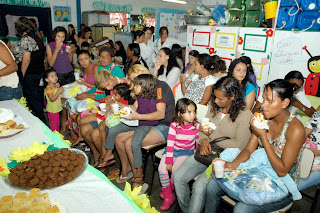 Gestantes atendidas pelo CRAS do Meudon confraternizam na entrega dos kits para bebês