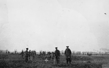 Imagen: Soldados alemanes y británicos retirando y enterrando a los caídos el 18 de diciembre, días antes de la tregua navideña de 1914.