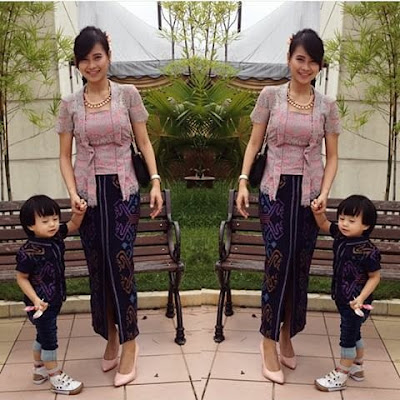 kebaya pink broklat dengan rok batik