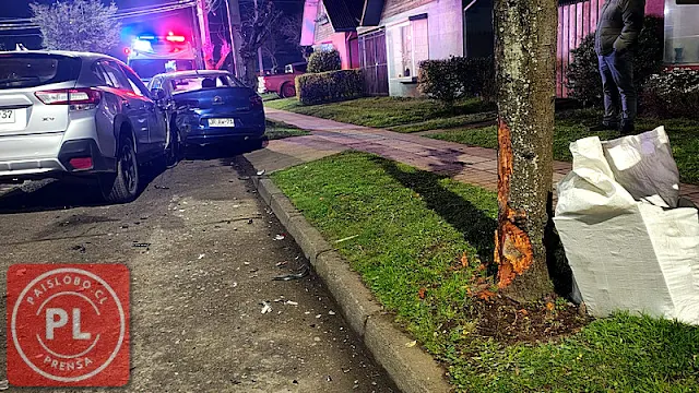 Conductora choca contra árbol y automóvil estacionado en Osorno