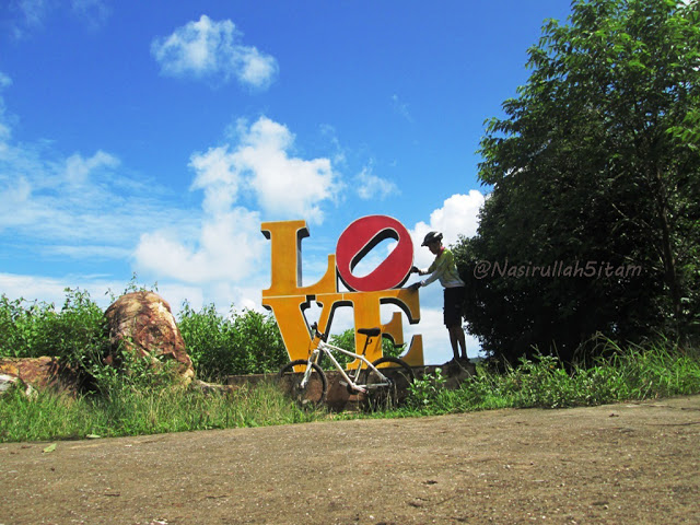 Berfoto di tulisan Love Karimunjawa