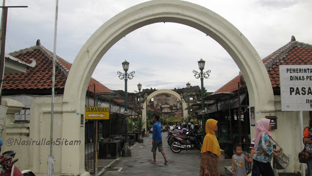 Depan pasar Ngasem