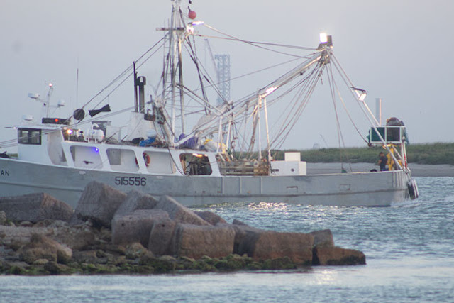 Watch out for fishing boats that intervene, DSLR, 300mm, 1/125 second (Source: Palmia Observatory)