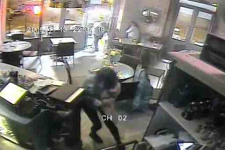 بالصور "ديلى ميل" تنشر فيديو لحظة هجوم "داعش" على المقهى بانفجارات باريس