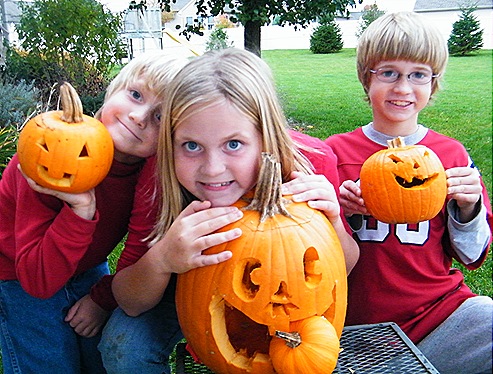 2010_1025pumpkincarving0035