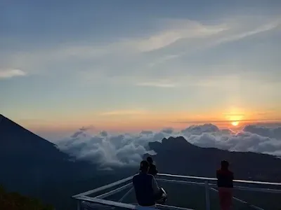 Bukit dengan ketinggian 1.300 meter dpl, adalah bukit tertinggi di sekitar Bajawa, tempat menikmati keindahan alam Ngada: Gunung Ineria di selatan serta dataran rendah Ai Mere dan laut Sawu di kejauhan arah barat daya serta Gunung Inerie di kejauhan di timur.