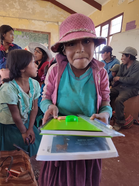 Bildungseinheit Mococotani Danke an die Schulbehörde, die gekommen ist, um Schulmaterialien in Huaycoma abzuholen. Es wurde an die Mococotani Educational Unit geliefert. Aufgrund der Entfernung konnte ich nicht dorthin gelangen. Sie müssen mehr als 4 Stunden laufen. Hin- und Rückfahrt mehr als 8 Stunden.