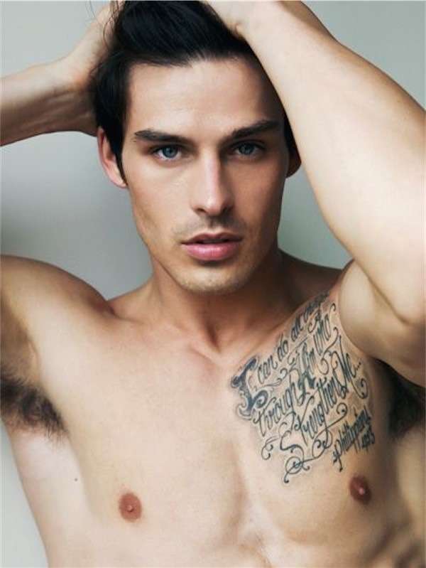 citaço_da_bblia_tatuagem_no_peito_para_homens