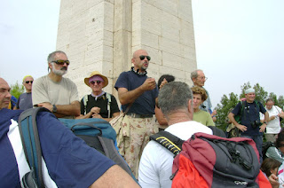 spiegazioni all'Obelisco