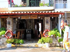 Babis davanti alla sua taverna a Othonì, isole Diapontie 