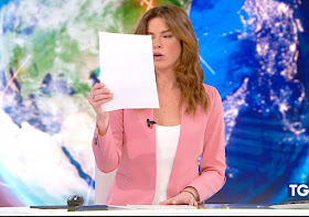 Costanza Calabrese legge le notizie con foglio in mano