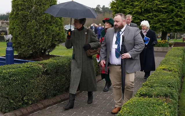 The Princess wore a green wol coat. The Princess met Lord Lieutenant of Dumfries Fiona Armstrong