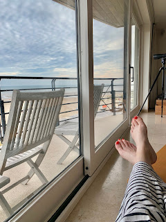 balcon vue mer côte belge pieds vernis robe marinière