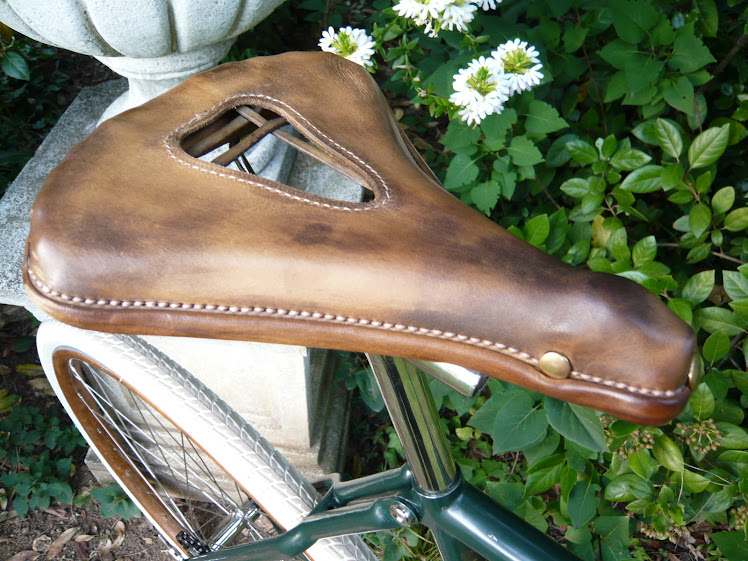 Selle armature bois et tendons, croupon cuir neuf identique à l'original