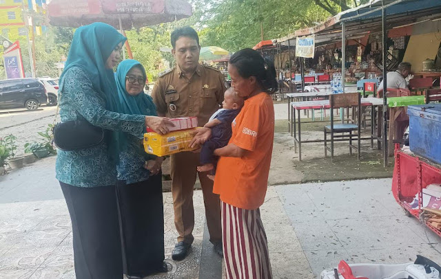 Lurah Baru Bersama Ketua PKK Keluraham Baru Serahkan Bantuan untuk Anak Terindikasi Stunting