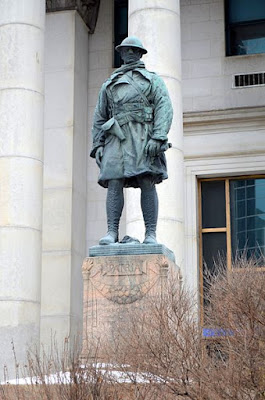 Memorial to soldiers who worked for the Bank of Montreal, outside the offices in Winnipeg, Canada (Wikimedia Commons - public domain)