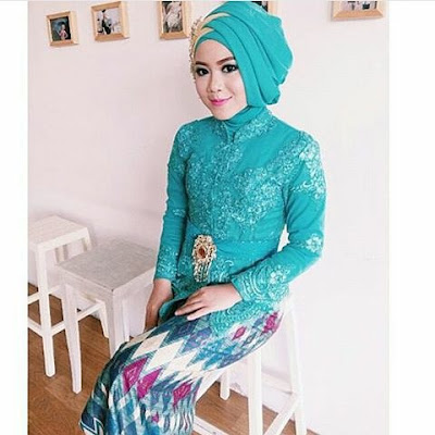 kebaya hijab hijau dengan rok batik panjang rangrang