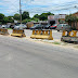 Divisores de pista são instalados após veículos danificarem canteiro central em avenida de Manaus