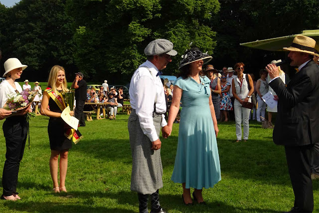 Miss NRW Alina Müllenborn und Prinzessin Marie-Christine von Merode übergeben Blumen und Pokal auf dem 1. Fashion Award auf Schloss Merode