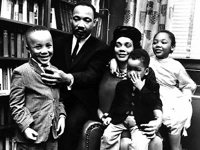 Foto de Martin Luther King con esposa e hijos