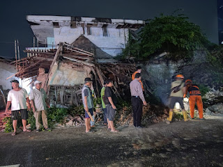 Evakuasi Pohon Tumbang, Bhabinkamtibmas Polsek Serang Polresta Serkot Bersama Warga 