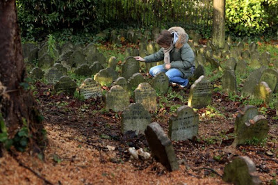 Pet Cemetery in Central London Seen On www.coolpicturegallery.us