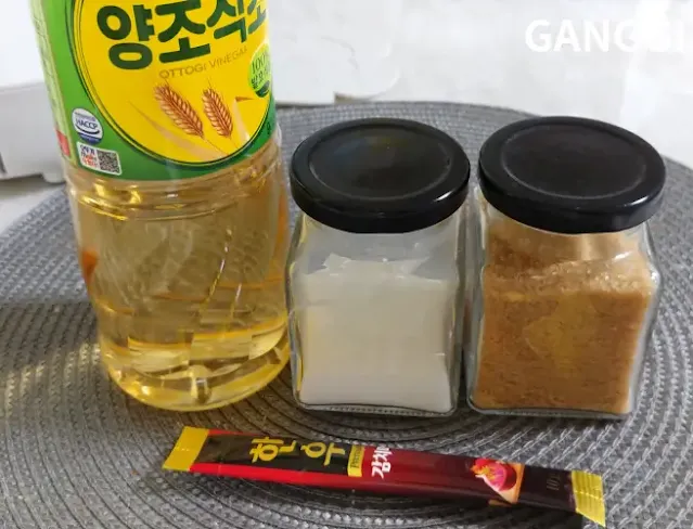 식초-소금,설탕,다시다가-놓인-사진