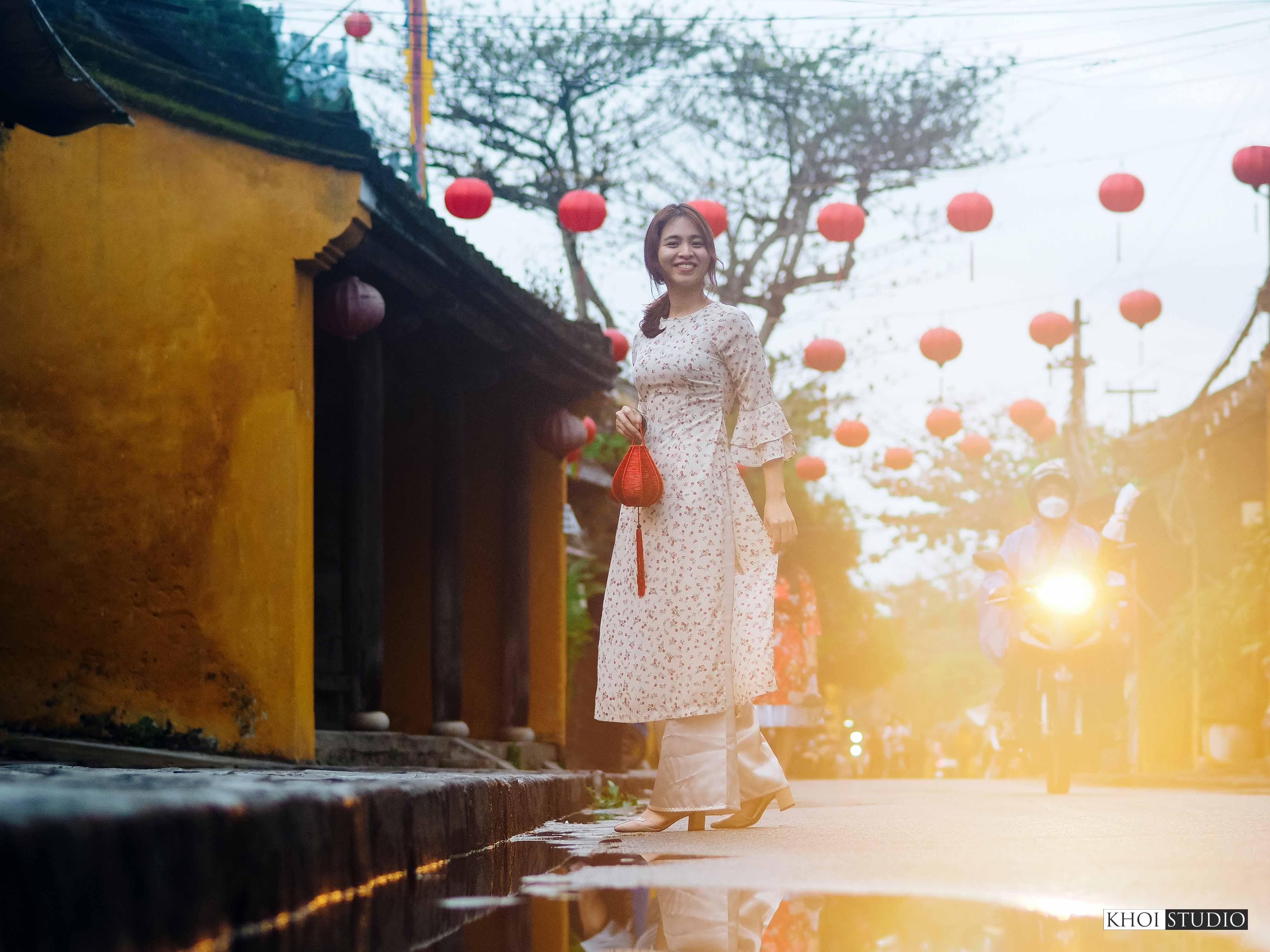 find-a-travel-photographer-in-da-nang-hoi-an-take-photos-of-ao-dai-in-the-rainy-season-in-the-old-town