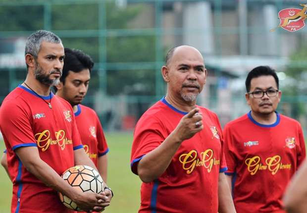 Ketua Jurulatih Kelantan TRW Zahasmi Ismail dan pembantunya. 