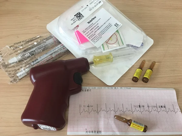 ▲高級救護技術員余尚諺使用的電動骨針機與急救藥物（Epinephrine，腎上腺素）。（彰化縣消防局提供）