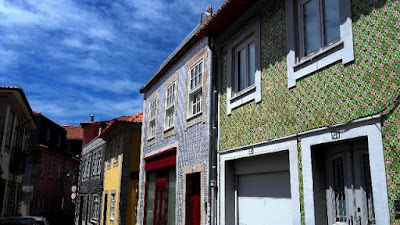 casas coloridas em fuela da Foz