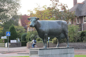 Leeuwarden, Us Mem, beeld van koe