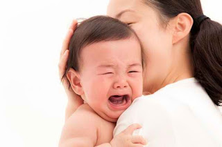 Viêm tai giữa khiến trẻ quấy khóc gây áp lực cho cha mẹ