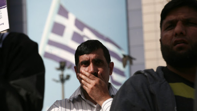 ΘΕΛΟΥΝ να ΤΕΛΕΙΩΣΟΥΝ τους ΕΛΛΗΝΕΣ! Δίνουν στους λαθρο μετανάστες την ελληνική ιθαγένεια