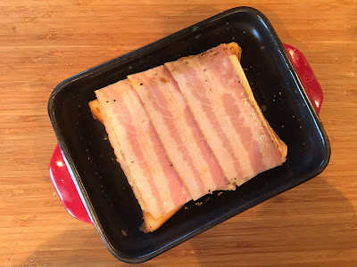 食パンにベーコンとスライスチーズを挟む