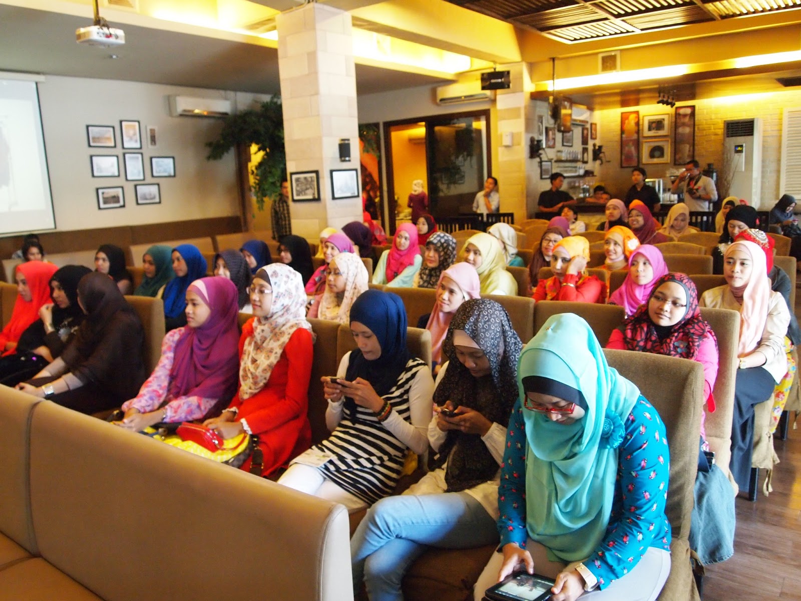 SUCI UTAMI - Productive Housewife: Indosat Mentari "Hijab 