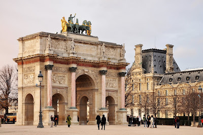 Cette illustration représente une vue de l'arc du Carrousel où quelques touristes sont présents. La lumière est diffuse. L'ensemble des arches du Caroussel est visible.