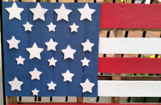 A tutorial on how to make four styles of American Flag Using Wood Pallets by Easy Life Inspirations