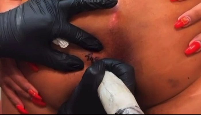 Video de Andressa Urach fazendo tatuagem no ânus cu bunda