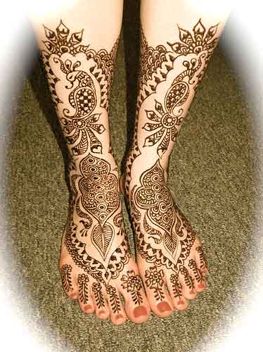 are very crazy for mehndi and like very much Indo Arabic Mehndi Design