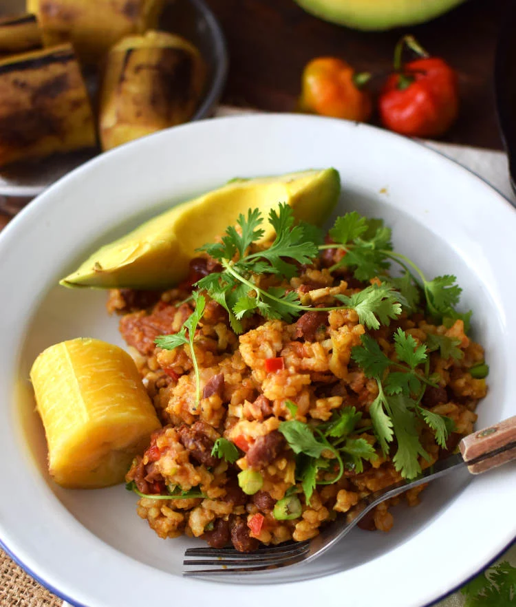 Arroz mamposteado servido con aguacate y plátano maduro