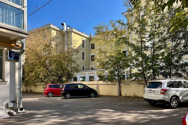 улица Плющиха, Смоленская-Сенная площадь, дворы, бывшее Военно-строительное Управление города Москвы (здание построено в 1947 году)