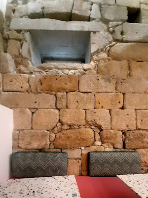 uma parede com pedras, ruínas de um edifício medieval