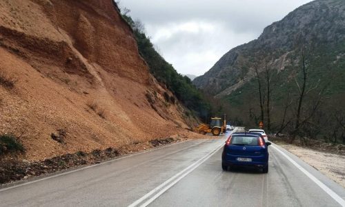 Από την κατολίσθηση έκλεισε για μία ώρα περίπου το ένα ρεύμα κυκλοφορίας. Στο σημείο έσπευσαν δυνάμεις της αστυνομίας για την ρύθμιση της κυκλοφορίας ενώ άμεσα κινήθηκαν μηχανήματα της Πολιτικής Προστασίας προκειμένου να αντιμετωπίσουν το πρόβλημα.