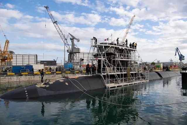 El submarino SNA Perle abandona el dique con su propia tripulación